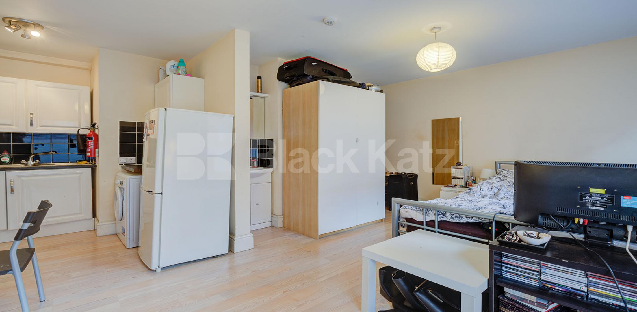 Spacious studio amazing location modern kitchen mins to tube & shops Abingdon Road, High Street Kensington